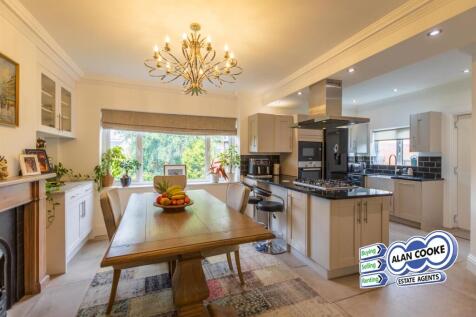 OPEN PLAN FITTED DINING KITCHEN