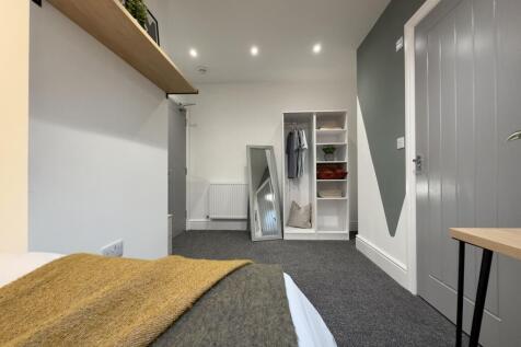 A bright and tidy double bedroom with stylish d...