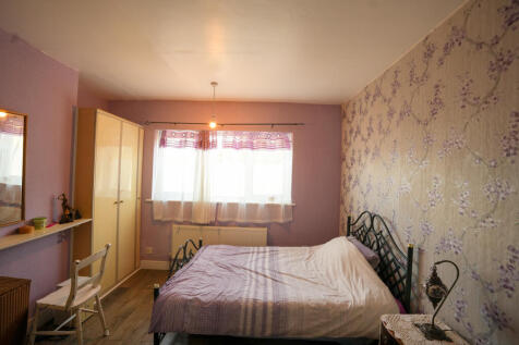 Gantshill Crescent, Gants Hill, Ilford, Redbridge photo 3