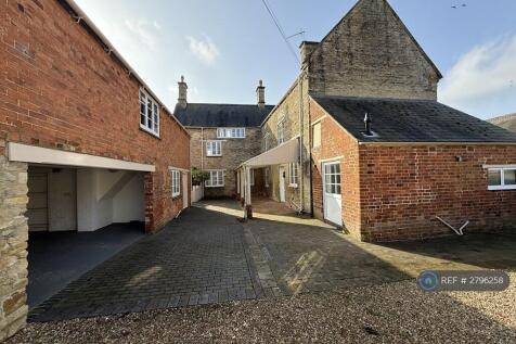 Courtyard With Parking 