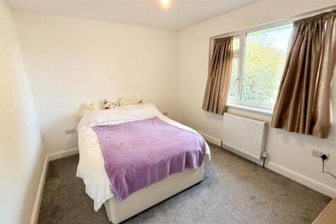 Bedroom 1.jpg