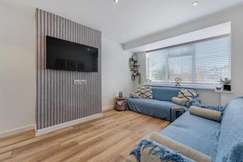 33 Amanda Road lounge.jpg