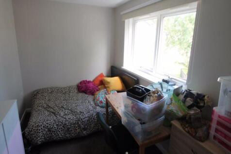 Cozy and functional single bedroom with a comfy...