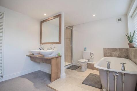 31 Well Street [Principal Bedroom En-Suite] 01.jpg