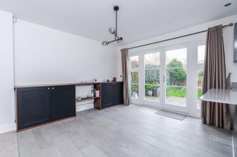 Mobbs Close, Stoke Poges Stunning 3 bedroom town house £2495pcm  photo 3
