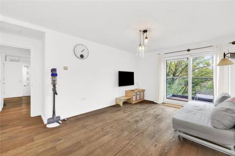 2-bed flat on Commercial Road, E14, £2,295/mo