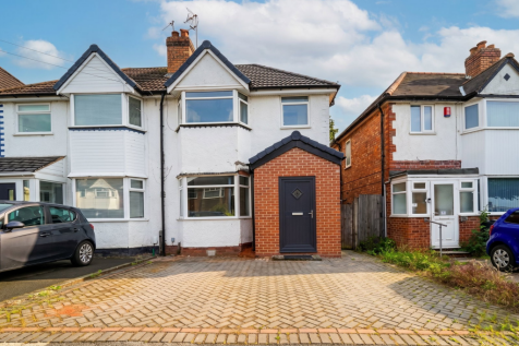 An extended semi-detached family home situated in a cul-de-sac location and benefiting from no upward chain. We are advised that the property currently sits in the catchment area for the highly regard