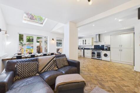 Spacious Open Plan Living Kitchen
