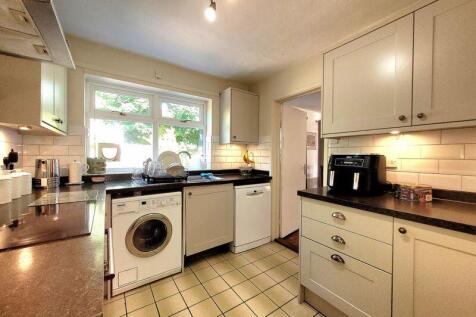 Bentinck Close, Gerrards Cross 3 bedroom spacious house £2775pcm  photo 3