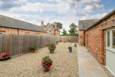 Skylark Barn , Moira