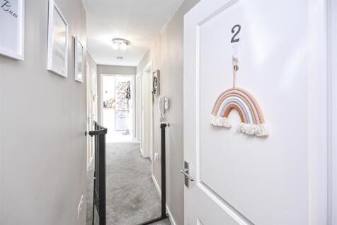 Apt 2 17 Ledgard Avenue Entrance Hall.JPG