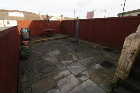 Private paved garden with great social potentia...