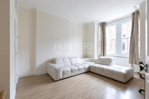 Studio flat on Hilltop Road, London, NW6, £1,350/mo