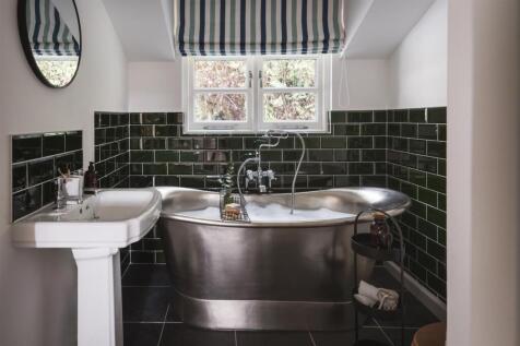 BR-81 Family bathroom landscape.jpg