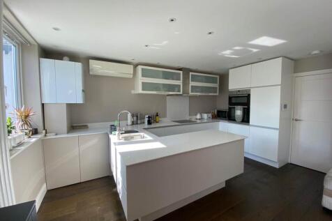 2-bed flat on Russell Gardens, Golders Green, £2,350/mo