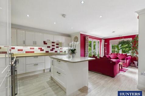Kitchen &amp; Family Room