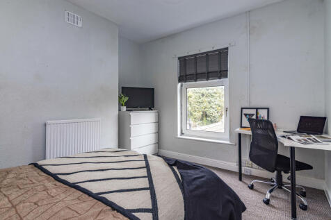 3 Bed House // AUG 2026 // Spacious Garden photo 3