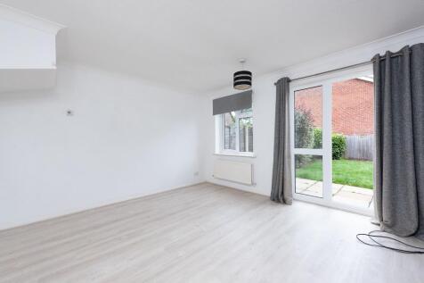 Throgmorton Road, Yateley, Hampshire, GU46 photo 3