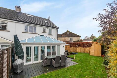 REAR SHOT AND PRIVATE GARDEN