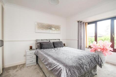 15 Midhurst  Grove - Bedroom (3).jpg