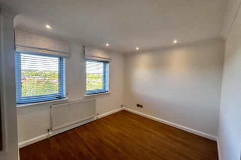 Marlborough Court, Hungerford, West Berkshire, RG17 0DT photo 3