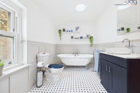 Family four piece bathroom