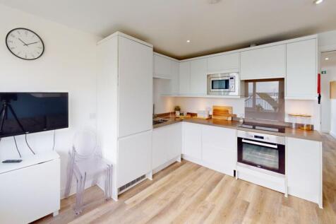 3-bed flat on Flat 13, The View, New Street TR11 3LQ, £932/mo