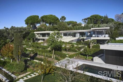 A refurbished property with sea views Cap d'Antibe