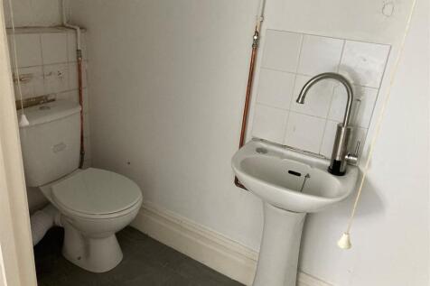35 Holton Road - Flat 2 - shower room 2.jpg