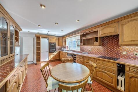 Kitchen/Breakfast Room: