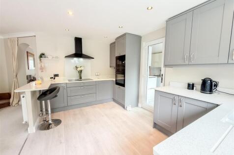 BREAKFASTING KITCHEN