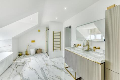 Meadow View-bed1 ensuite.jpg