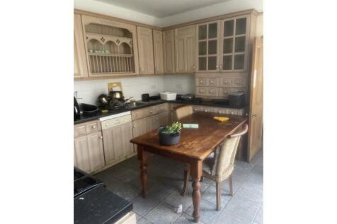 Spacious Room Available
