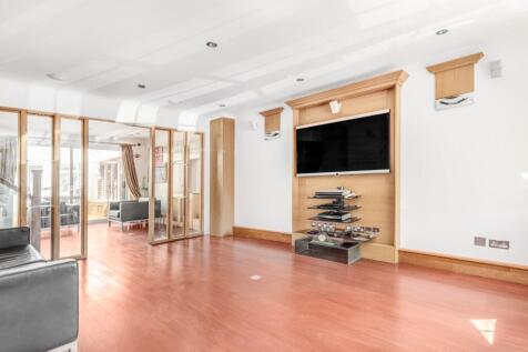 4 bed, 3 bath Detached in london - Photo 3