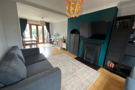 LIVING ROOM 25'9 x 10'9>10'