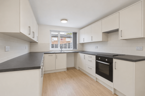 3-bed terraced on Brighton Road, London, CR8, £1,900/mo