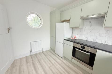 Refurbished Two Bedroom Flat | Two Bathrooms | Driveway & Garden | Close to Edgware Station photo 3