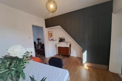 Alwyns Lane, Chertsey photo 5