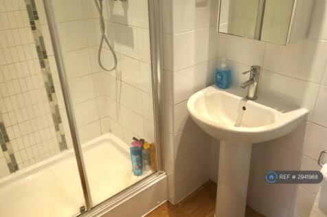 Ensuite Bathroom 1