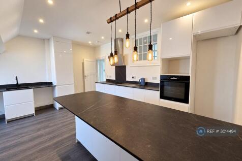 Large Kitchen Pennisular