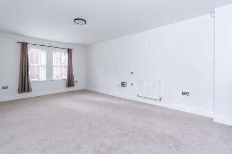Mobbs Close, Stoke Poges Stunning 3 bedroom town house £2495pcm  photo 4