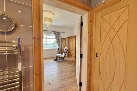 En-suite bathroom bedroom 1