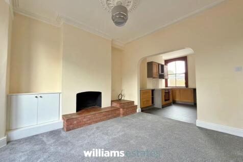 4-bed terraced on 4 Rhyl Road, Denbigh, LL16, £1,100/mo
