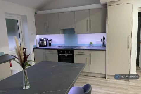 Spacious Modern Kitchen 
