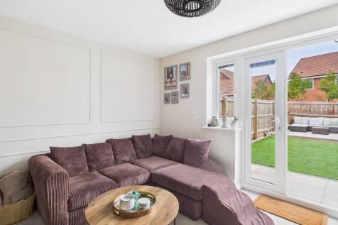 CAM03293G0-PR0247-STILL009