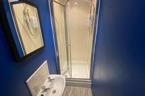 A modern and clean bathroom featuring a spaciou...