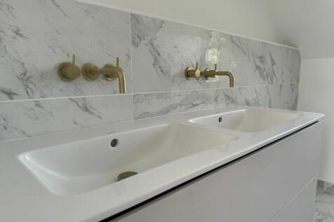 En Suite to Bedroom 1