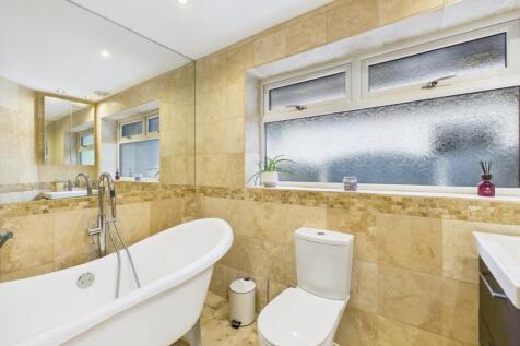 CAM03729G0-PR0082-STILL001