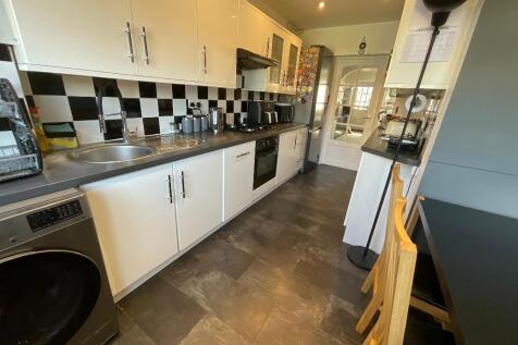 L-SHAPED KITCHEN/DINER 14'3 x 6'4> 12'