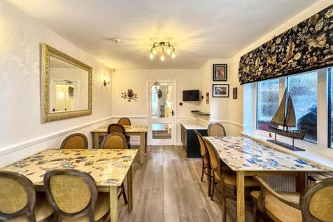 117 front - guest dining 2.jpg